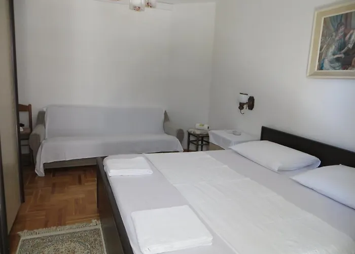 And Rogosic フヴァル